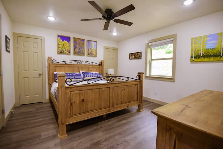 Vyumba vyetu vyote vina mandhari. Hiki ni chumba cha Aspen. Picha zilizo juu ya kitanda zilichukuliwa na watu wa eneo hilo huko Cloudcroft. Mchoro huo unatoka kwa msanii wa eneo husika. Picha nyeusi na nyeupe karibu na kabati ilichukuliwa na binti yetu mwenye umri wa miaka 12.