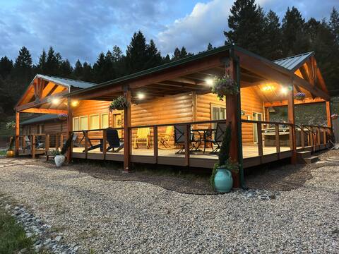 Cabin with Hot Tub+Fast WiFi+Deck+Putting Green