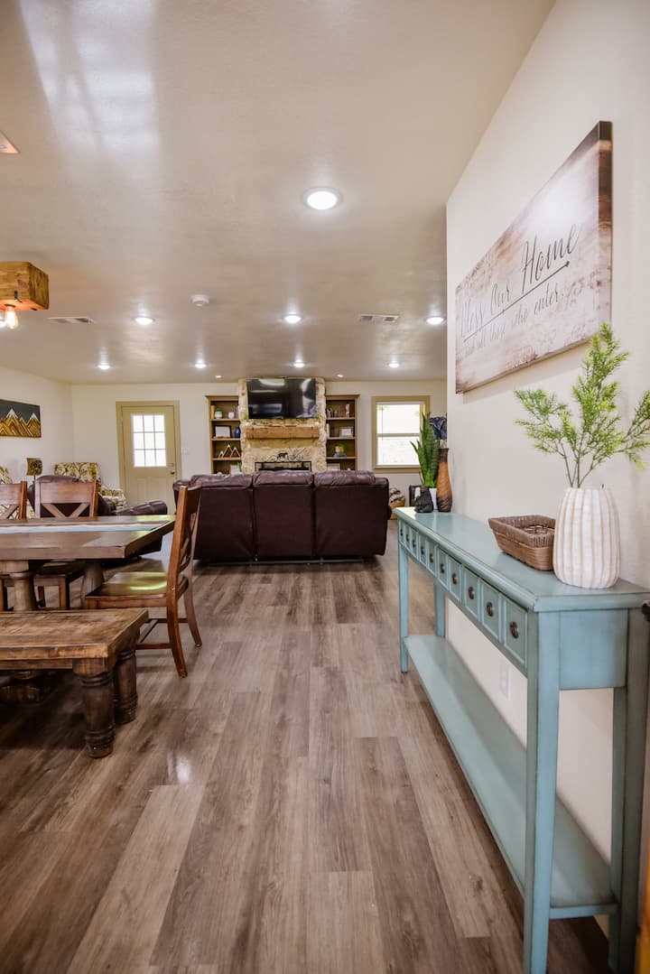 Mwonekano kutoka kwenye mlango wa mbele kwenye ukumbi. Cabin imekuwa uzuri remodeled katika dhana ya wazi ya kisasa/kijijini kuangalia