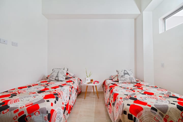 Druga soba s tri kreveta sa super udobnim madracima i modernim klima-uređajem. 