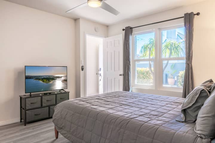 Light and airy master bedroom with queen size be, full bath and walk in closet.  TV with a bunch of streaming services and of course, a ceiling fan for extra comfort.