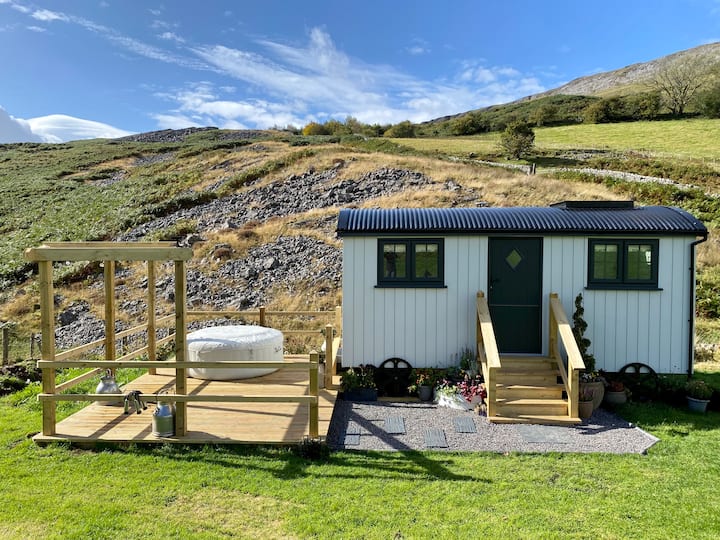 Brecon Beacons Hut on the Hill photo 2