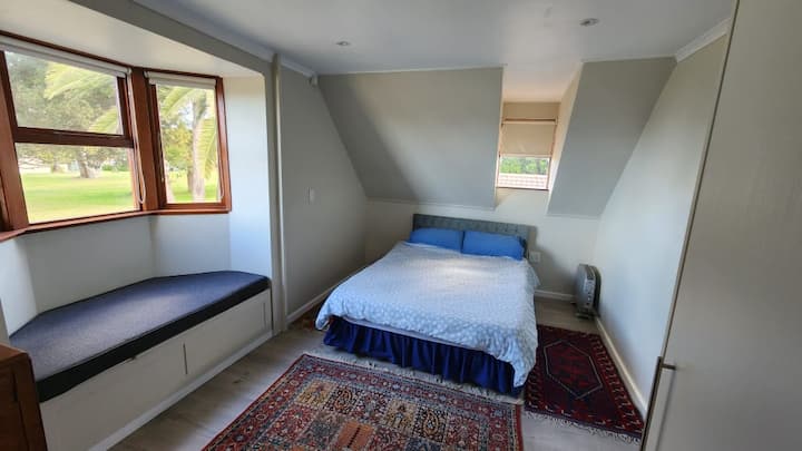 Голема двокреветна соба со поглед кон паркот спроти него.