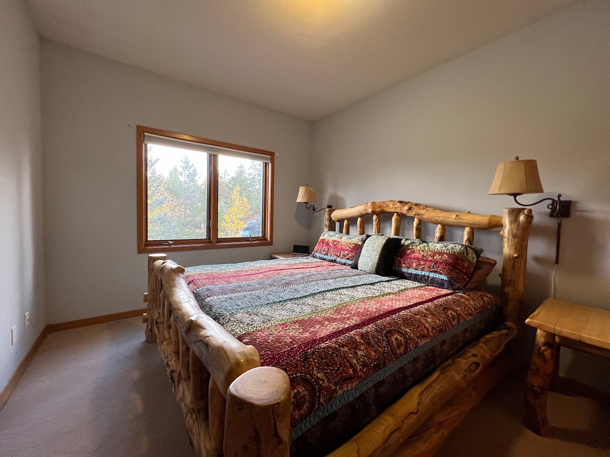 Secondary primary bedroom, king bed