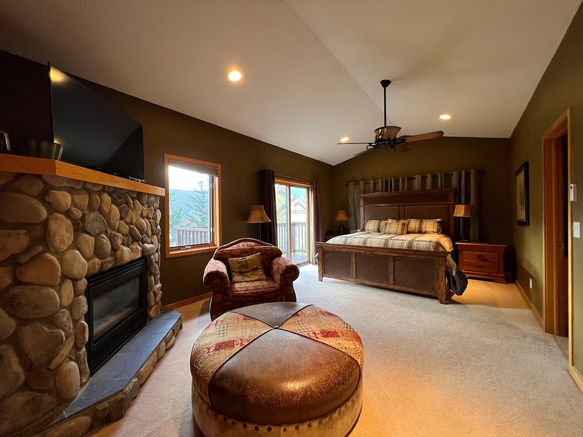 Primary Owner Suite, king bed