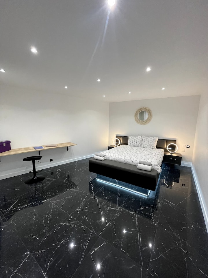 Camera da letto con zona ufficio 