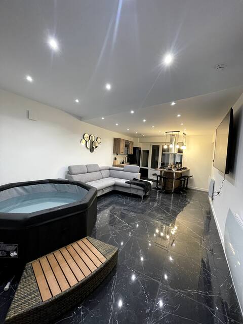 Extraordinary apartment with a hot tub