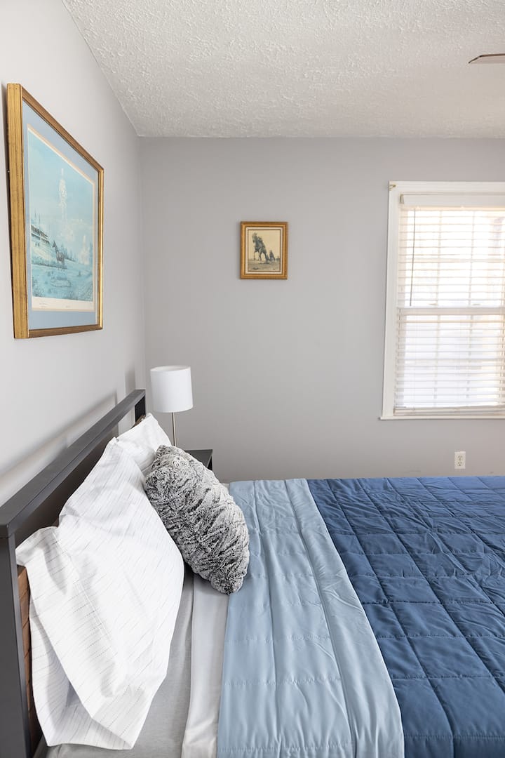Dormitorio 1 en el  primer piso con cama tamaño queen y fácil acceso al baño completo.