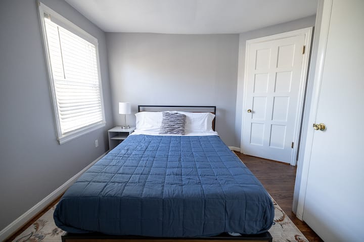 Dormitorio 3 con cama tamaño queen en el segundo piso
