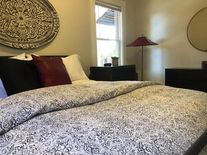 Уютна спалня