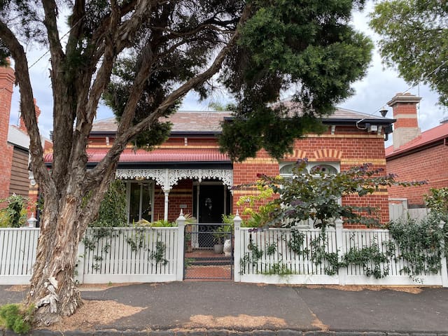 Windsor Manor: Edwardian charm, centrally located gallery image 2