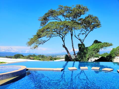 NEAR Airport/ Escazu /Great Views /King Bed + Pool
