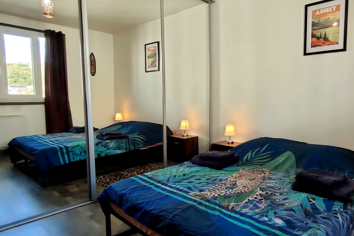 Dhomë gjumi me krevat dopio, raft rrobash me hekur dhe dërrasë hekurosjeje, raft rrobash.