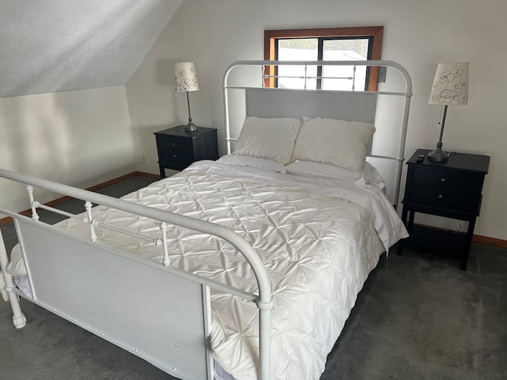 غرفة النوم الرئيسية في الطابق الثاني مع حمام داخلي