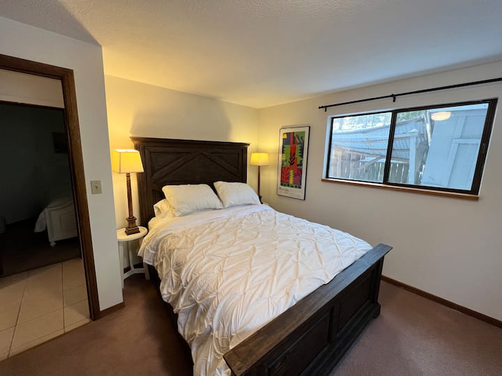 غرفة نوم تضم سرير كوين