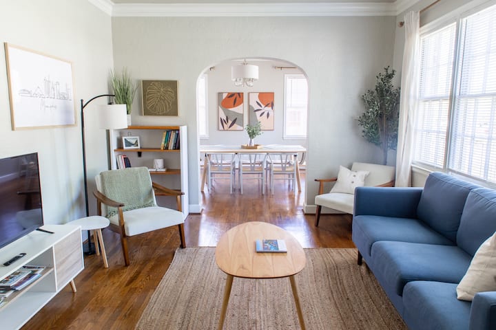 ห้องนั่งเล่น 1/4

เพลิดเพลินกับห้องนั่งเล่นที่กว้างขวางพร้อมพื้นที่อ่านหนังสือสมาร์ททีวีและห้องนั่งเล่น 