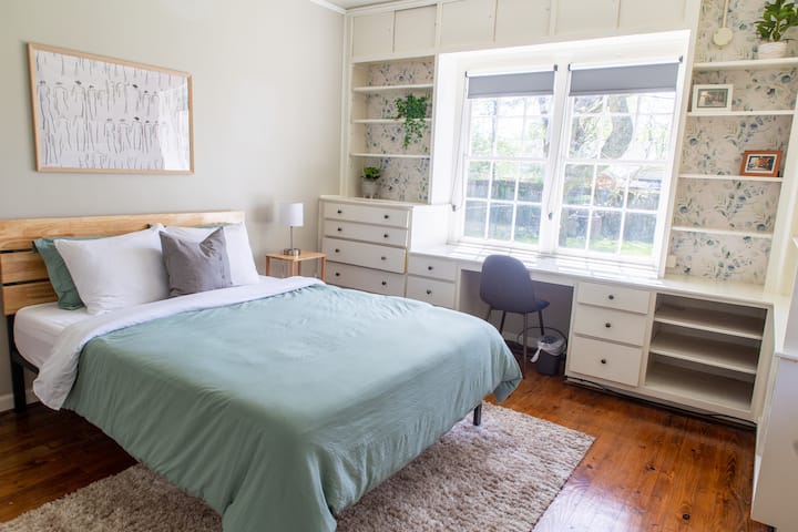 ห้องนอนด้านหลัง 1/4

ห้องนอนที่กว้างขวางนี้เหมาะสำหรับการเปิดรับแสงธรรมชาติและเพลิดเพลินกับความเขียวขจีของสวนหลังบ้าน 

มีโต๊ะทำงานและลิ้นชักในตัวจึงมีพื้นที่เพียงพอสำหรับทุกความต้องการของคุณ 