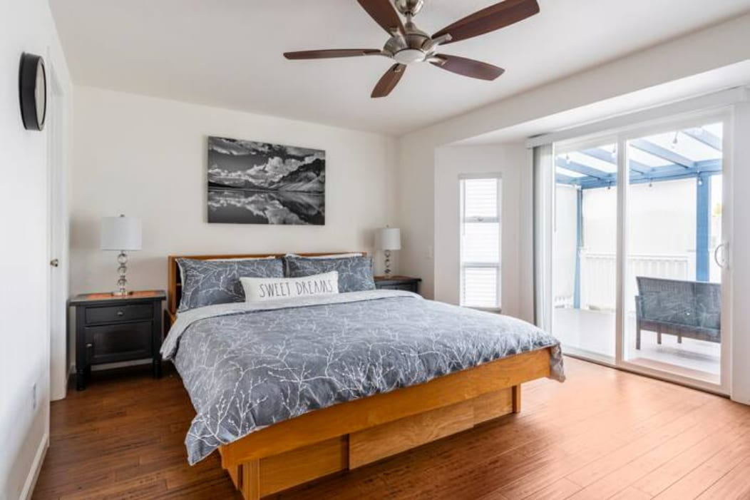 Dormitorio principal con baño principal y terraza trasera para relajarse.