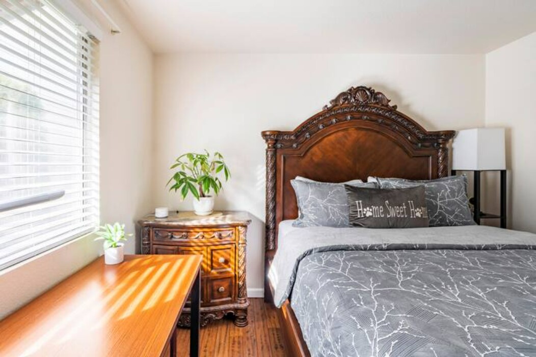 El área de trabajo designada con Internet rápido, tranquilidad y comodidad crea un estilo inteligente y un trabajo remoto ideal.