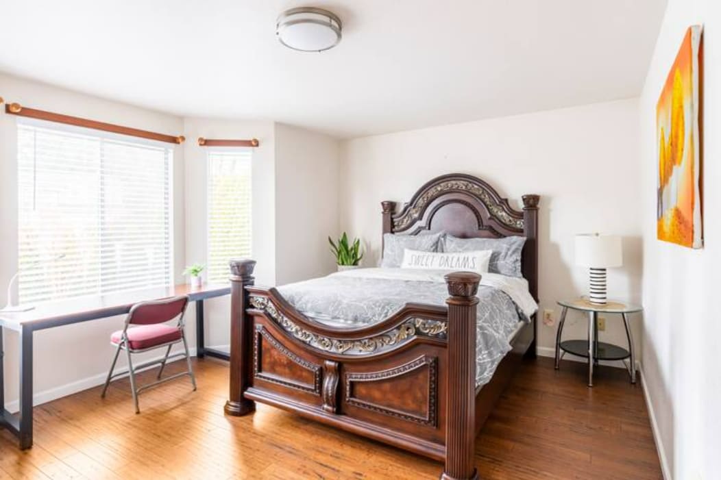 Dormitorio privado cálido con colchón firme tamaño queen, almohadas esponjosas, sábanas de algodón y edredón. Dulce sueño está esperando en unos segundos.