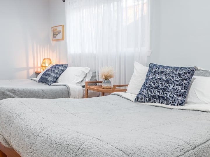 Kuna vitu vidogo vya ubunifu katika kila chumba ili kukifanya kionekane kimepangwa vizuri.