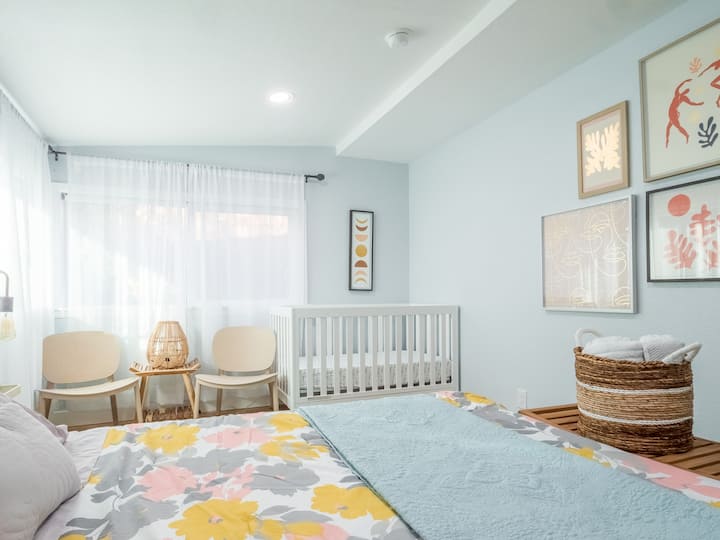 Kuna nafasi za kusoma katika kila chumba cha kulala ili kumpa kila mgeni mahali pazuri pa kupata muda wa utulivu.