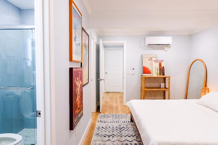 Kila chumba kimepangwa kwa sanaa kutoka pembe zote za ulimwengu. Pia wana nafasi kubwa na wanaridhika na udhibiti wao wa hali ya juu wa joto.