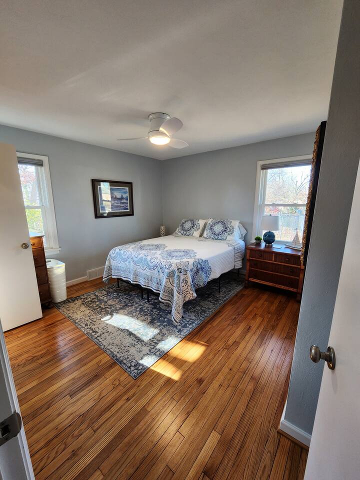 חדר שינה ראשי עם חצי אמבטיה וארון משותף עם חדר זוגי