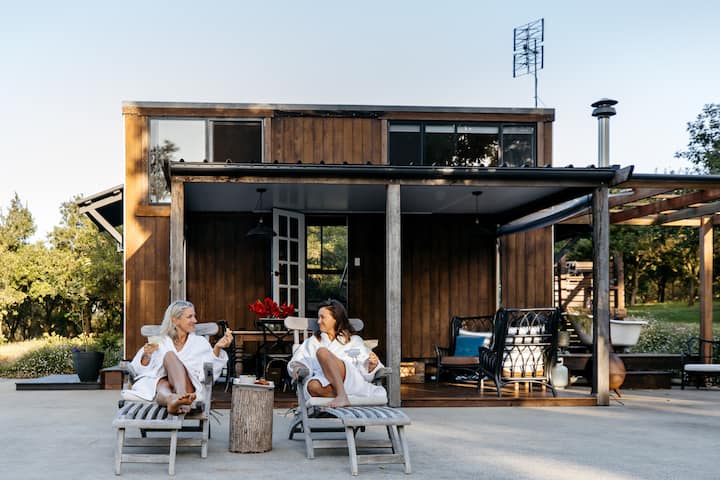 Delightful Tiny Home with outside bath