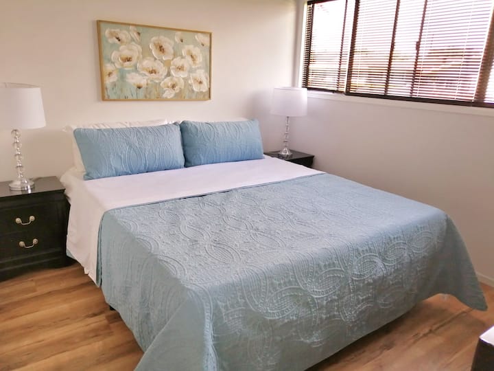 Dormitorio principal, cama tamaño king, baño privado completo con ducha de pie y sistema de sonido Bluetooth.