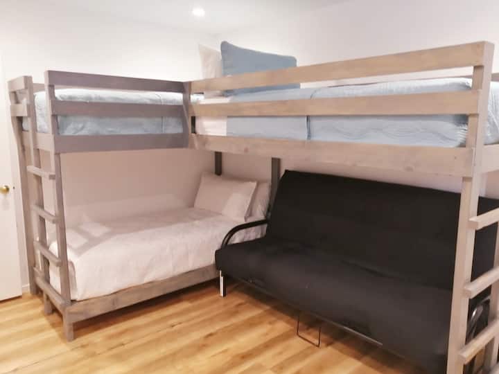 Dormitorio 3, 4 literas (3 camas individuales y 1 futón completo), mucho espacio de almacenamiento y TV con cable.