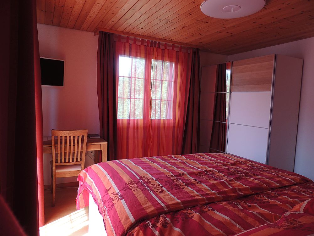 Habitación doble de 13 m2 con balcón.
Cama 160 x 200