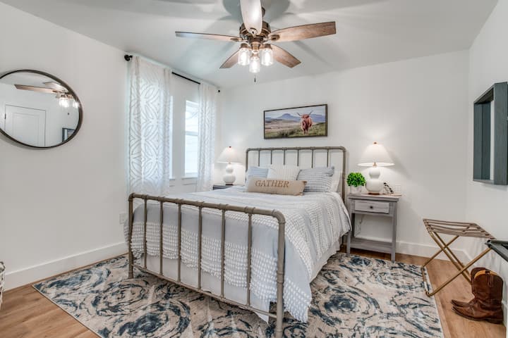 غرفة نوم في الطابق السفلي خارج غرفة العائلة