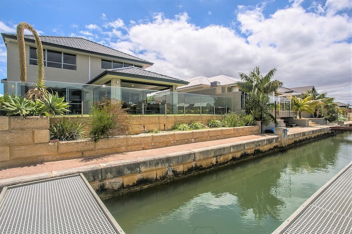 “Chillax House” – Canals, Jetty, and Family Friendly – Sleeps 14 in Luxury gallery image 3