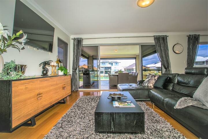 “Chillax House” – Canals, Jetty, and Family Friendly – Sleeps 14 in Luxury gallery image 5