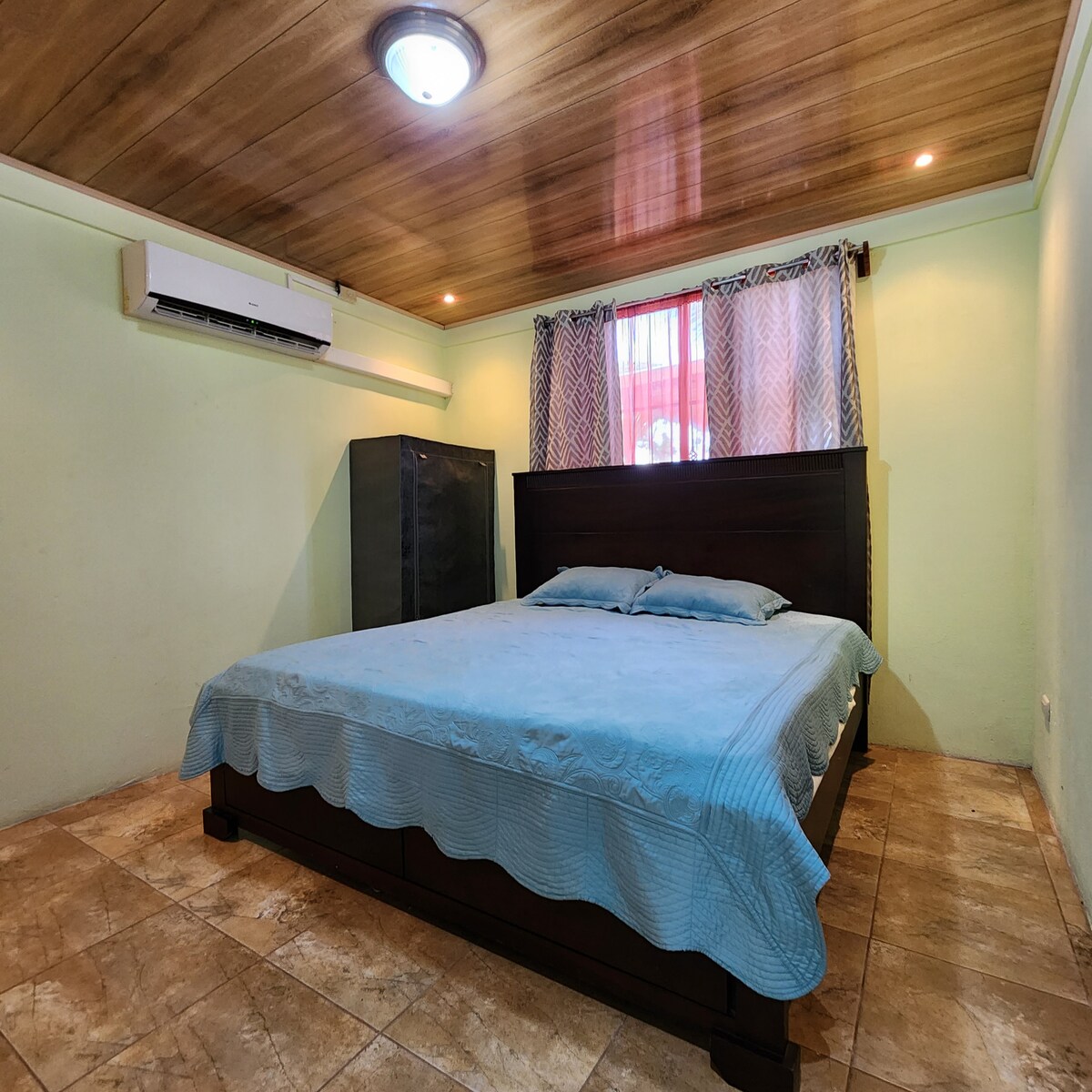 เตียงคิงไซส์เครื่องปรับอากาศและห้องน้ำส่วนตัว