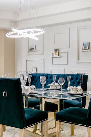 Insta-worthy Vegas Mansion – 12 Mins from Strip gallery image 2