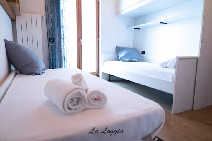 This room offers a simple but comfortable space, ideal for single travelers or couples looking for a practical and functional place to stay. The room is furnished with a bunk bed, offering two single beds.