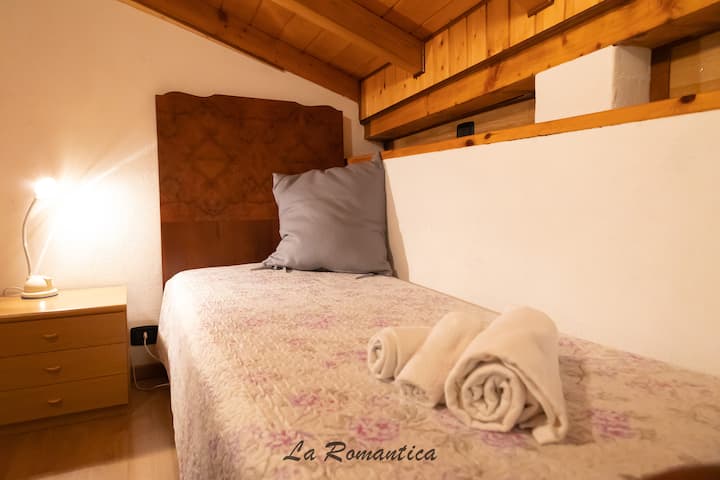 This room offers a simple but cozy space, ideal for single travelers looking for a practical and functional place to stay. The room is furnished with a single bed, a nightstand, and a closet.