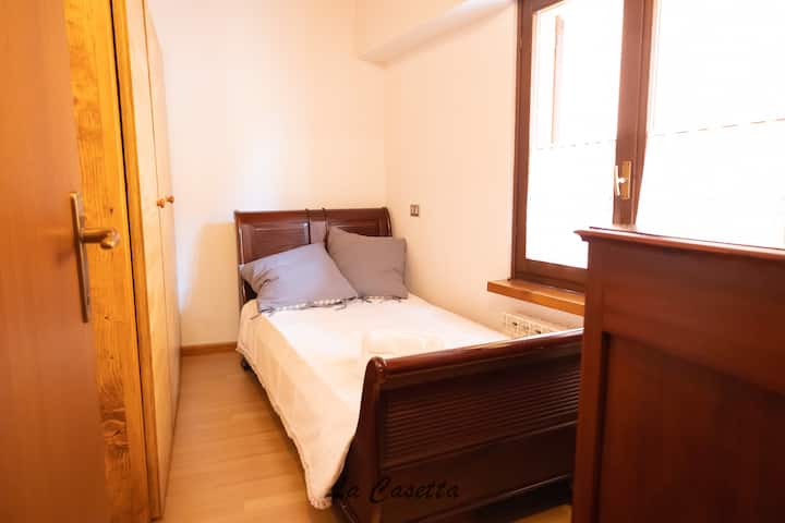 This room offers a simple but cozy space, ideal for single travelers looking for a practical and functional place to stay. The room is furnished with a single bed, a closet, and a dresser
