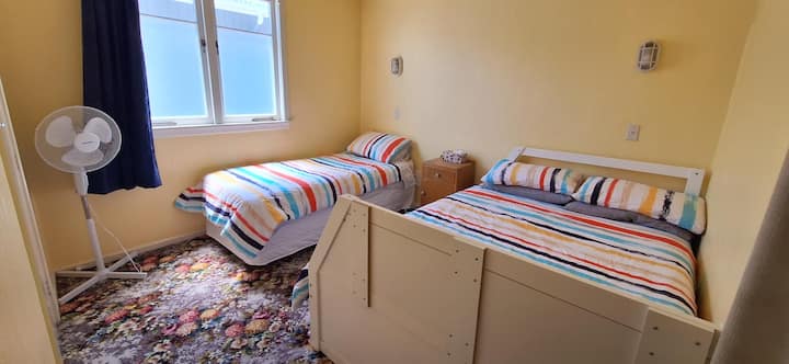 ห้องนอน 2 - เตียงคู่และเตียงเดี่ยว