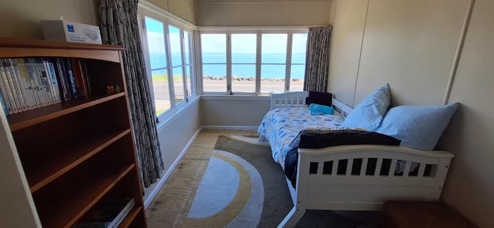 ห้องนอน 3 - เตียงเดี่ยว ห้องนี้สามารถใช้เป็นห้องอาบแดด (เตียงนอนเล่น) ได้หากไม่จำเป็นต้องใช้เป็นห้องนอน