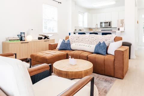 Top performing Airbnb: Cozy Raleigh Retreat | Home theater | 15min to DT in Raleigh