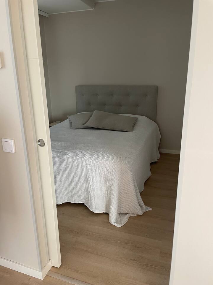 卧室配备160厘米的双人床（ 2 x 80厘米宽的可调节床）。