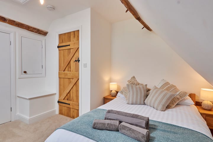 Chumba maridadi cha kulala cha watu wawili kwenye ghorofa ya kwanza 

Malazi ya likizo huko Hambledon
Likizo Kusini mwa Downs 
South Downs Airbnb 
Nyumba za shambani za likizo Hampshire