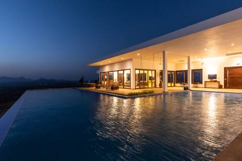 StayVista at Sunset on the Lake -w/ Infinity Pool