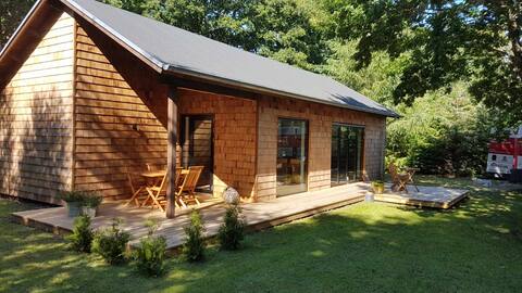 Cozy cottage in walking distance to water and forest