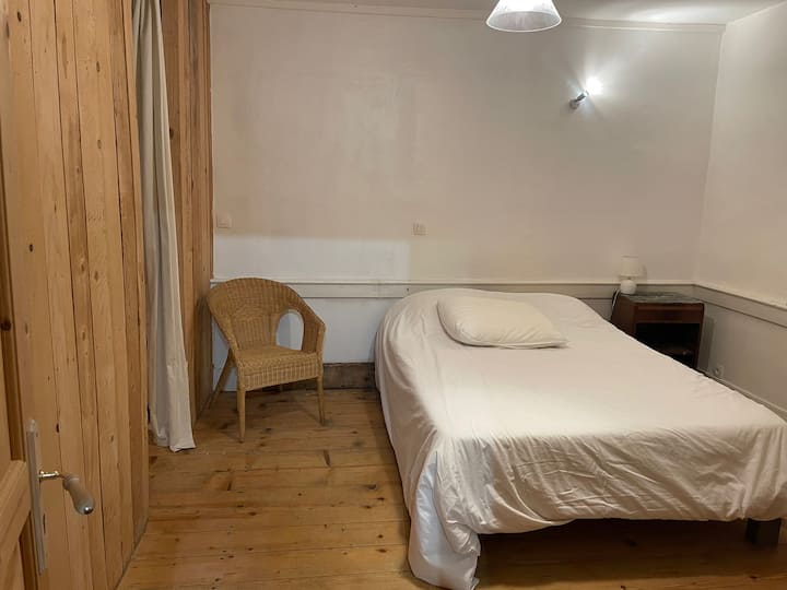 Spálňa 2: 
Na prvom poschodí v rade za herňou.
Manželská posteľ 