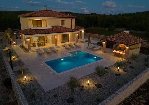 Beautiful Villa Vita Maris with heated pool