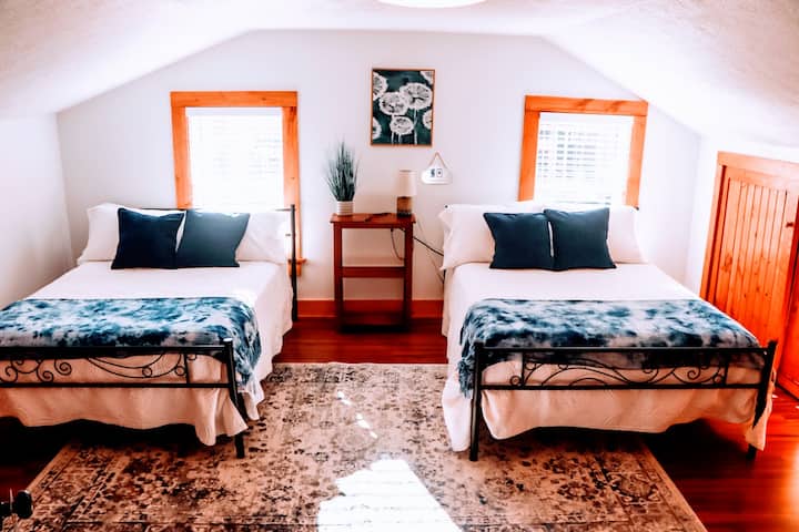 Spálňa na druhom poschodí. 2 plnohodnotné postele. Nabíjacia stanica je k dispozícii na centrálnej poličke kompatibilnej s Iphone a droidmi.